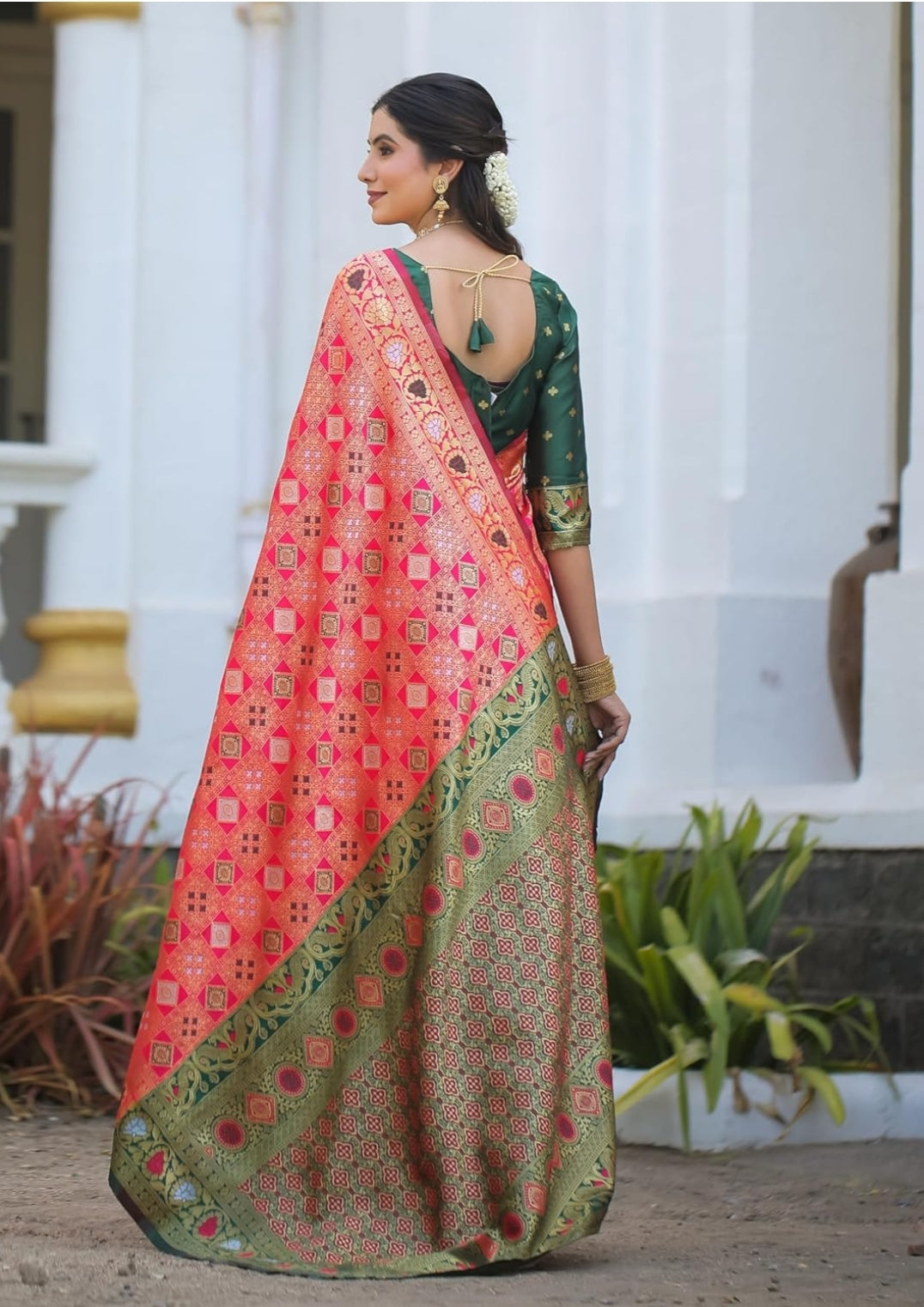 Women's Banarasi Silk Saree with Contrast Border & Rich Zari Weaving Pattern – Festivals & Function | Sarees for Womans