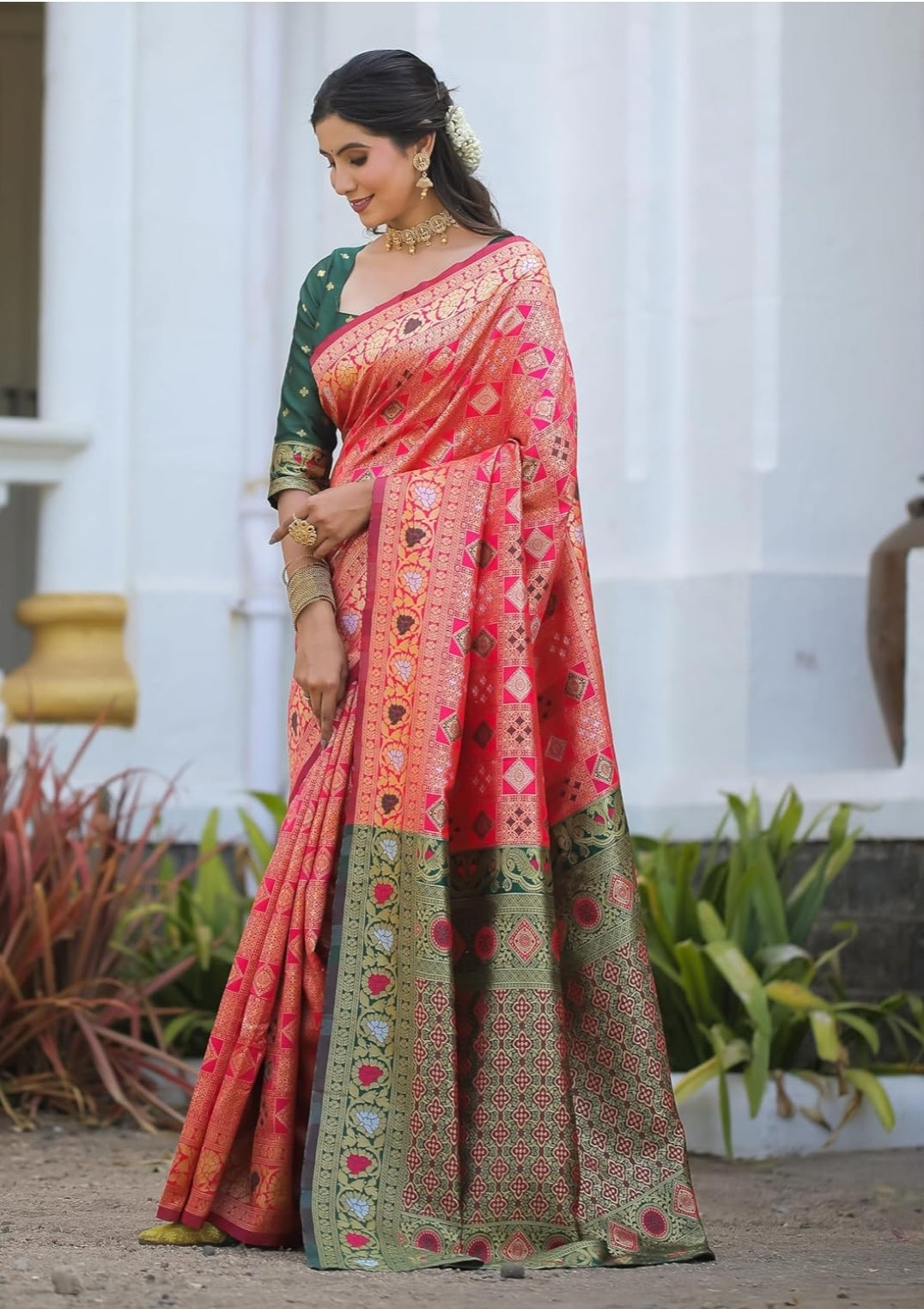 Women's Banarasi Silk Saree with Contrast Border & Rich Zari Weaving Pattern – Festivals & Function | Sarees for Womans