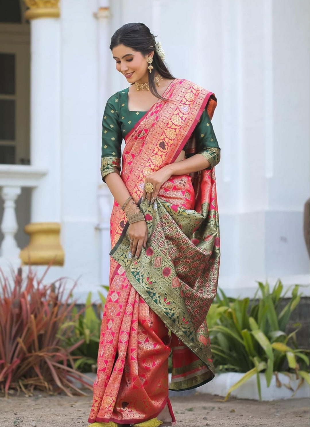 Women's Banarasi Silk Saree with Contrast Border & Rich Zari Weaving Pattern – Festivals & Function | Sarees for Womans